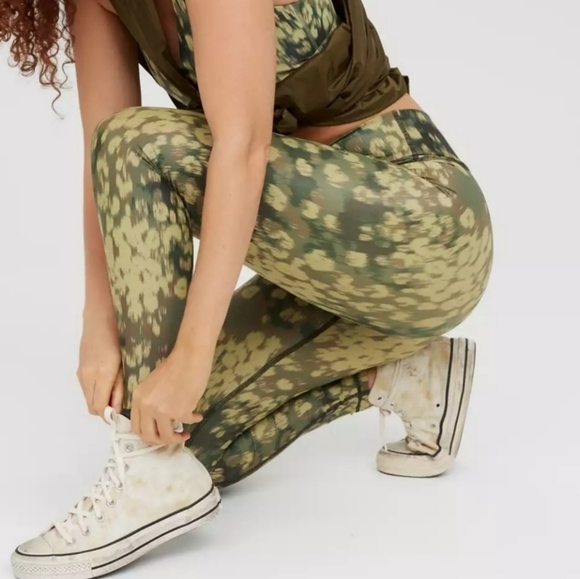 Aerie Offline Olive Green Printed Shine Crossover High Rise 7/8 Leggings - Picture 3 of 10